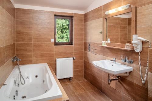 Koupelna v ubytování Wellness Hotel Ondrášův dvůr