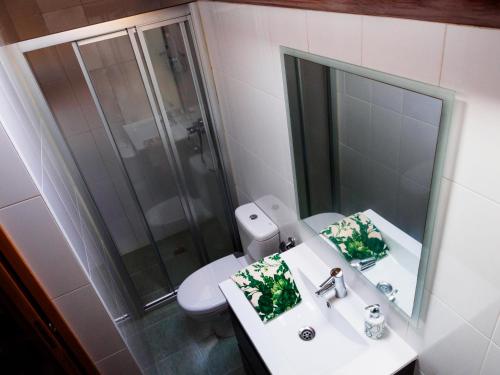 uma casa de banho com um lavatório, um WC e um espelho. em Casa de playa TABI Caión- A Coruña (VUT-CO-000899) em Cayón