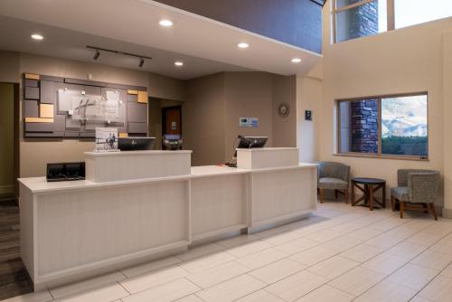 eine Lobby eines Krankenhauses mit einer Rezeption in der Unterkunft Holiday Inn Express Hotel & Suites Gunnison, an IHG Hotel in Gunnison