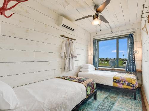Postel nebo postele na pokoji v ubytování FlopHouze Shipping Container Hotel