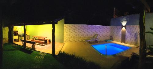 una casa con piscina por la noche en RANCHO DA PISCINA EM BONITO, en Bonito