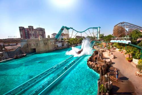 d'un parc aquatique avec toboggan et montagnes russes. dans l'établissement Le Nid Cosy - En plein coeur de Sélestat, à Sélestat