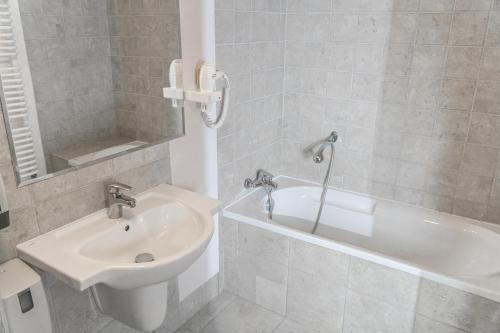 Ένα μπάνιο στο HOTEL CICHA WODA NIEPORĘT