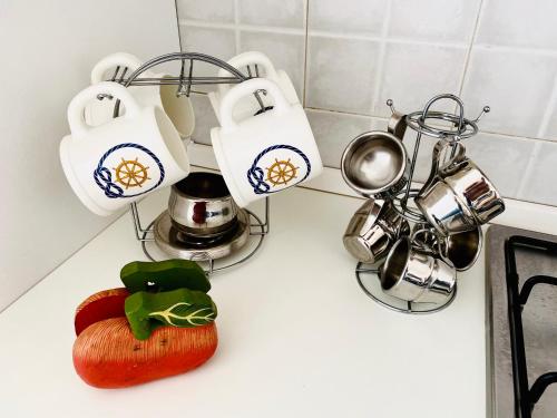 een aanrecht met diverse apparaten en een tomaat bij B&B Marilyn's House in Gragnano