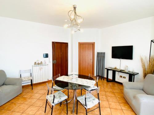 a living room with a table and chairs and a tv at B&B Marilyn's House in Gragnano