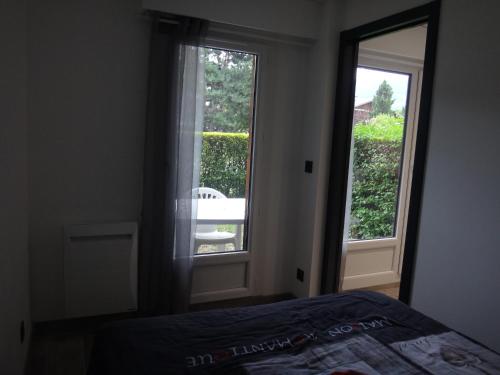 a bedroom with a bed and a window with a view at MONT BLANC HOLIDAYS dans résidence avec Gardien in Sallanches