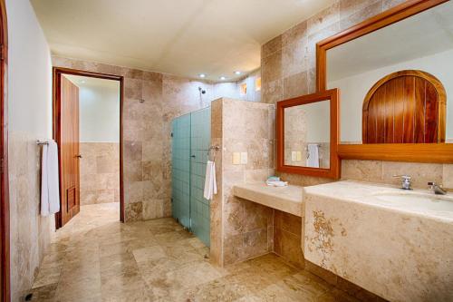 A bathroom at Hotel Garza Canela