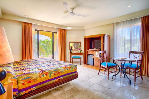 a bedroom with a bed and a table and chairs at Hotel Garza Canela in San Blas