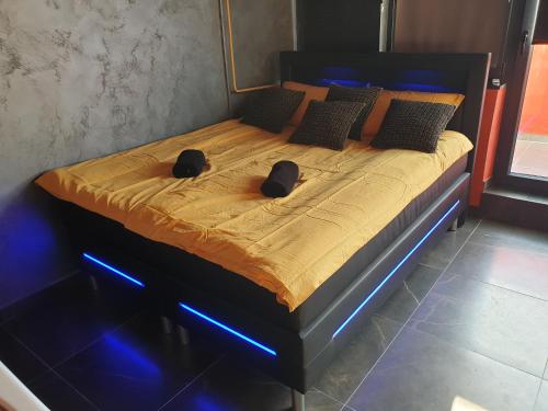 een groot bed met blauwe verlichting bij Wellness&Spa Zagreb in Zagreb