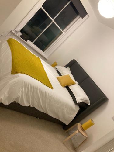 En eller flere senger på et rom på Seascape Scarborough Stunning Seaview Holiday Home Apartment