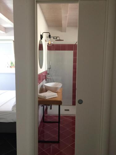 bagno con lavandino e specchio di CORTE CAIAR Bed&Breakfast a Caprino Veronese
