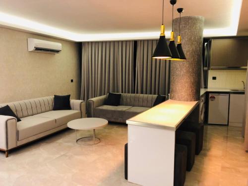 A seating area at Le Luxe Suites Hotel & Spa