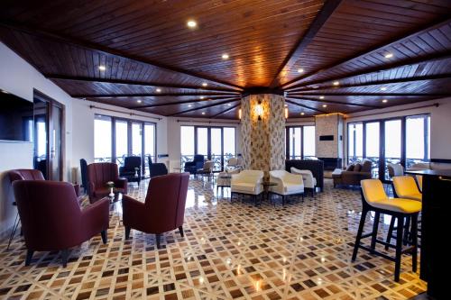 een lobby met banken en stoelen en een bar bij Flora Handüzü Resort Bungalow in Rize