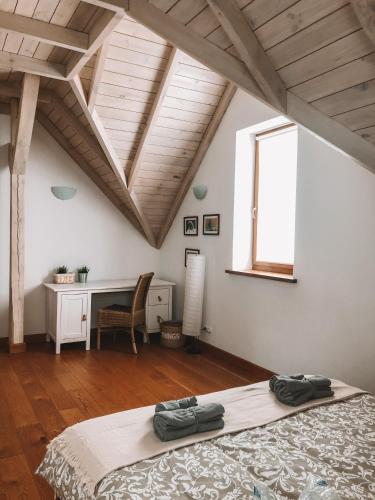 Una cama o camas en una habitación de Siedlisko na Wzgórzu