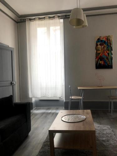 ヌヴェールにあるFrançois Mitterrand Appartementのリビングルーム(ソファ、テーブル付)