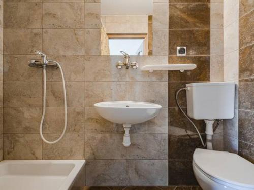 a bathroom with a sink and a toilet and a shower at U SKUPNIÓW Gliczarów Górny in Biały Dunajec