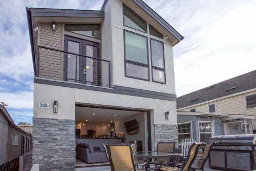 a house with a patio with a table and chairs at 308 35th Street, Unit A (Lower) in Newport Beach