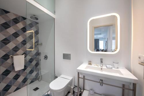 a bathroom with a toilet and a sink and a shower at VIVIENDAS VACACIONALES EL MANGO in Santa Cruz de la Palma