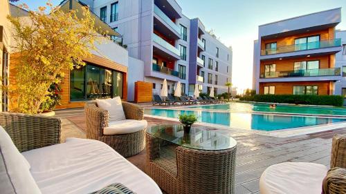 Kolam renang di atau dekat dengan Green Hills Suites