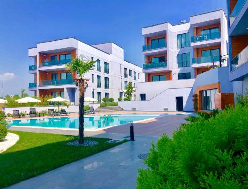 a building with a swimming pool in front of a building at Green Hills Suites in Yalova