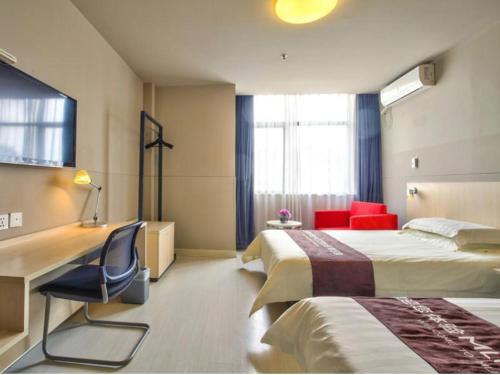 A bed or beds in a room at Jinjiang Inn Ningbo Airport Outlet Plaza