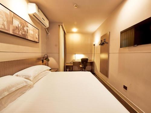 Postel nebo postele na pokoji v ubytování Jinjiang Inn Select Shanghai Hongqiao Hub Jiangqiao Wanda Plaza