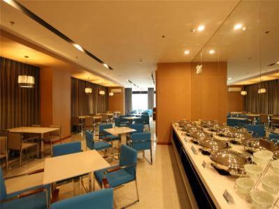 Ein Restaurant oder anderes Speiselokal in der Unterkunft Jinjiang Inn Select Wuxi Nanchang Street Huaqing Bridge Metro Station 
