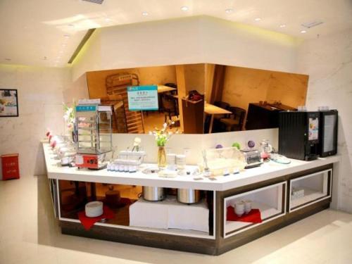 Jinjiang Inn Select Songyuan Youth Street Branch tesisinde bir restoran veya yemek mekanı
