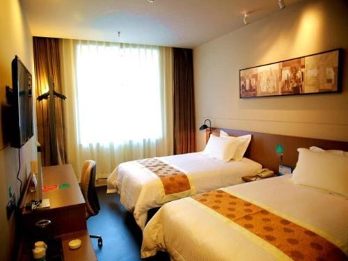 Letto o letti in una camera di Jinjiang Inn Select Songyuan Youth Street Branch