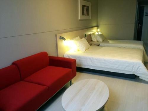 Llit o llits en una habitació de Jinjiang Inn Shanghai Zhangjiang Financial Information Park Caolu Station Branch