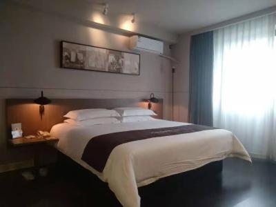 a bedroom with a large bed and a window at Jinjiang Inn Select Xuzhou High-speed Railway Huaihai Huanqiugang Branch in Xuzhou