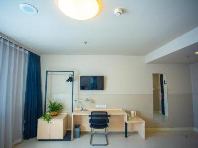 een badkamer met een bureau en een stoel in een kamer bij Jinjiang Inn Huludao Longgang Haibin Branch in Huludao