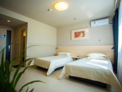 Llit o llits en una habitació de Jinjiang Inn Huludao Longgang Haibin Branch