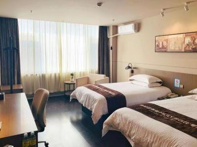 Gulta vai gultas numurā naktsmītnē Jinjiang Inn is Qingdao Huangdao Dongjiakou Hotel