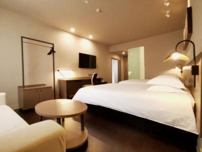 A bed or beds in a room at Jinjiang Inn select JiNing Qufu Scenic Region North Gulou Street, Jining