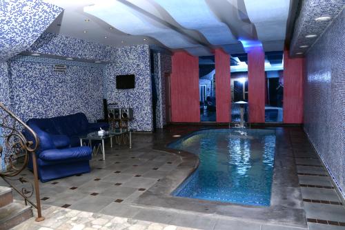 uma piscina no meio de um quarto em Royal Plus Hotel em Yerevan