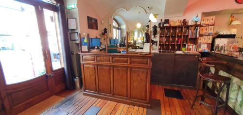un bar en un restaurante con barra y ventana en Albergo Ristorante San Giors, en Turín