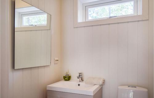 Vonios kambarys apgyvendinimo įstaigoje Beautiful Home In Tvedestrand With Ethernet Internet