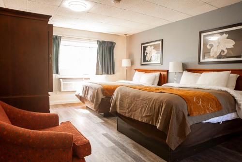 Un pat sau paturi într-o cameră la Bedford Motel