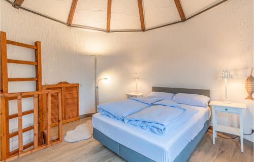 Postel nebo postele na pokoji v ubytování 2 Bedroom Beautiful Home In Otterndorf