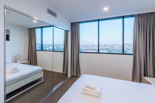 Llit o llits en una habitació de AirTrip Apartments at Woolloongabba