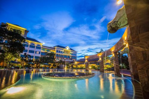Pacific Hotel & Spa في سيام ريب: فندق فيه نافورة في وسط ساحة الفناء