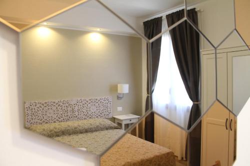 riflessione di una camera da letto con specchio di B&B Vivere San Vito Lo Capo a San Vito lo Capo