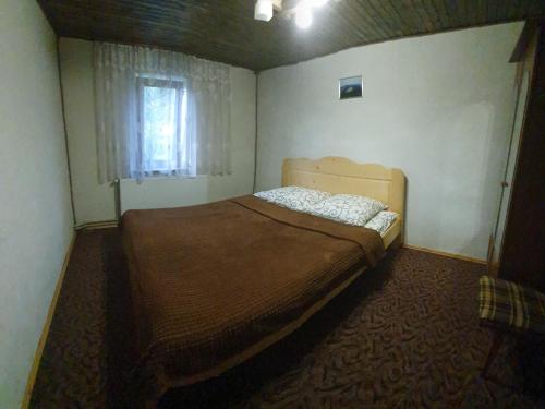 タターリウにあるEmiliyaの小さなベッドルーム(ベッド1台、窓付)