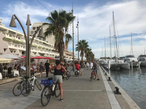 STUDIO 2-3 pers PARKING CLIM VUE PORT ET MER