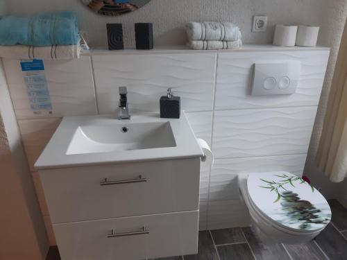 a bathroom with a sink and a toilet at Gästehaus - Café Frank in Antweiler