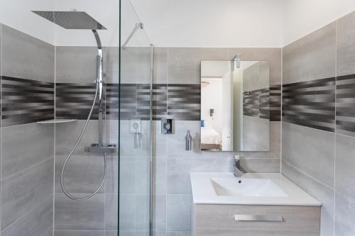 een badkamer met een wastafel en een douche bij Chambre d'hôtes des pins in Cayeux-sur-Mer