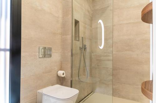 a bathroom with a toilet and a shower at Mont Blau in Búger