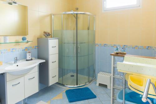 une salle de bain avec une douche en verre et un lavabo dans l'établissement La Massette, à Favières