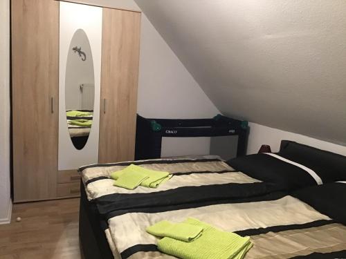 2 Betten nebeneinander in einem Zimmer in der Unterkunft Sonja & Andi in Stockach